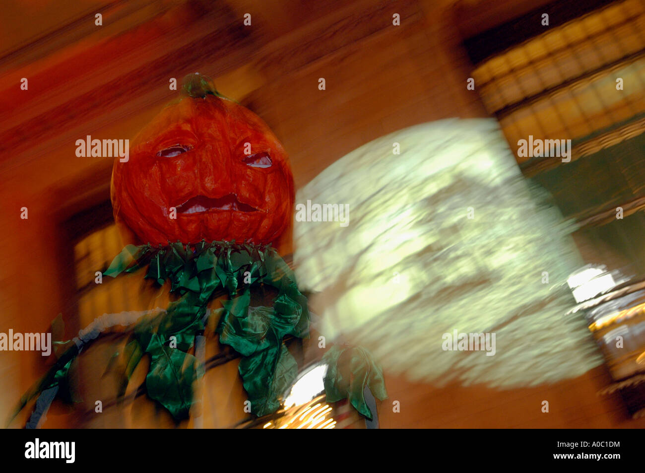 Pumpkinhead marionette da Ralph Lee all evento di Halloween in Grand Central Temrinal Foto Stock