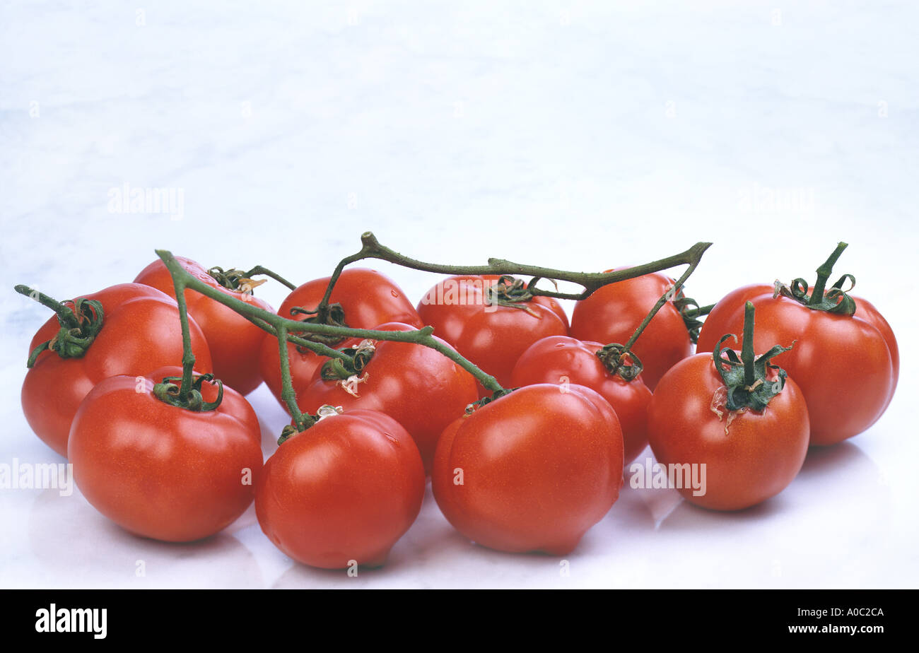 Boccola maturi pomodori rosso pomodoro verde sul disco di marmo cibo frutta insalata di verdure Foto Stock