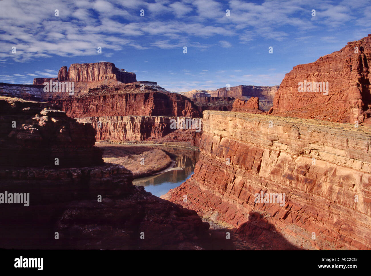 Il fiume Colorado dalla strada di cloruro di potassio in Dead Horse Point area, sunrise in inverno, Canyonlands Nat Park, Utah, Stati Uniti d'America Foto Stock