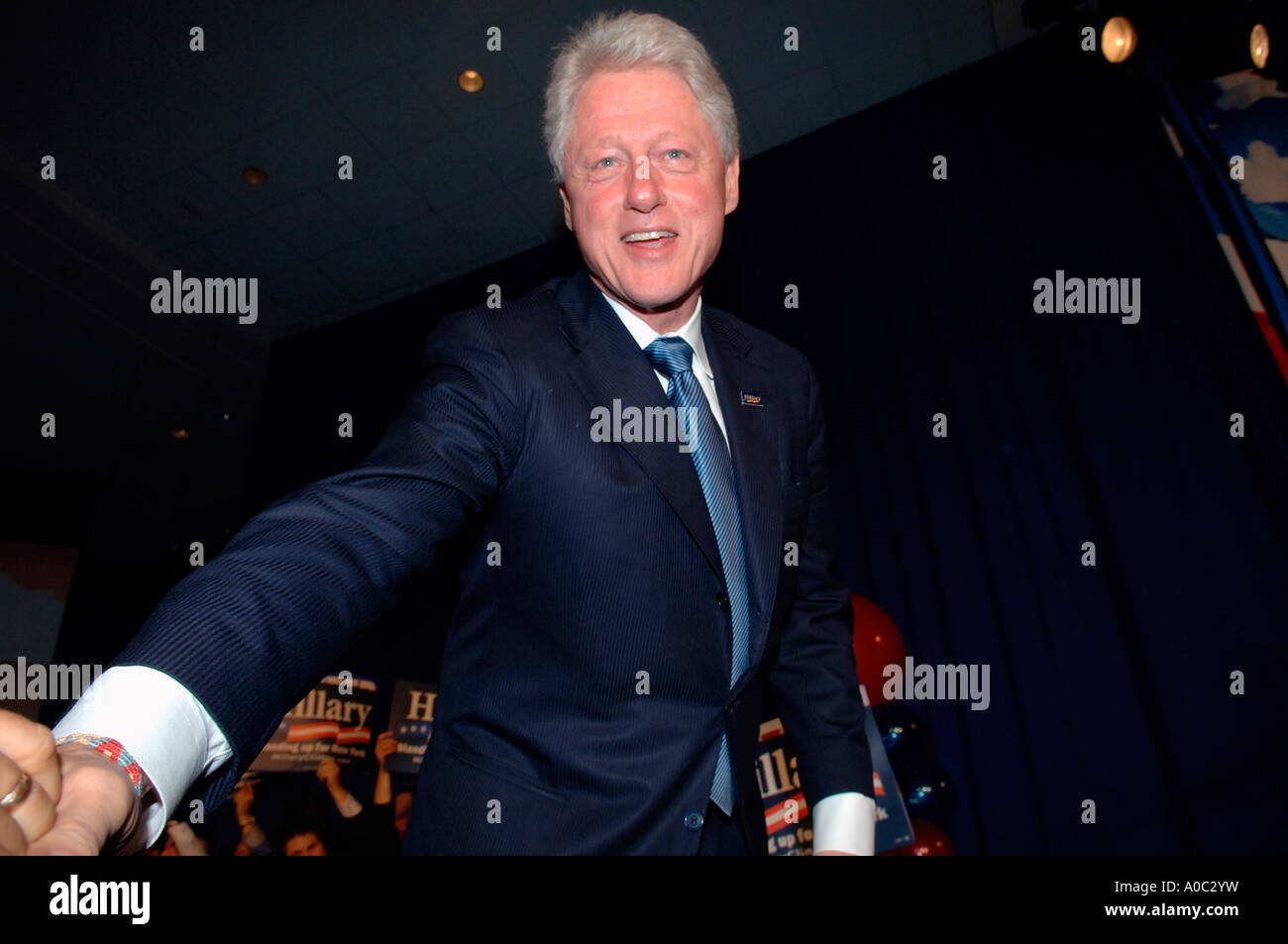 Ex Presidente americano William Jefferson Clinton saluta i tifosi dopo Hillary Rodham Clinton vince il suo secondo mandato come senatore degli Stati Uniti Foto Stock