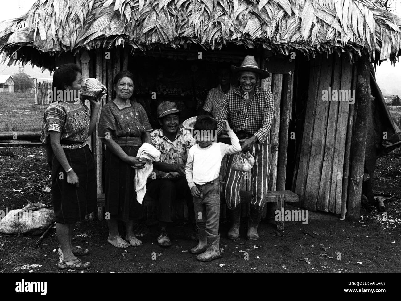 Immagine di stock di una famiglia Maya di fronte al loro store tienda in Mayalan Ixcan Jungle Guatemala Foto Stock
