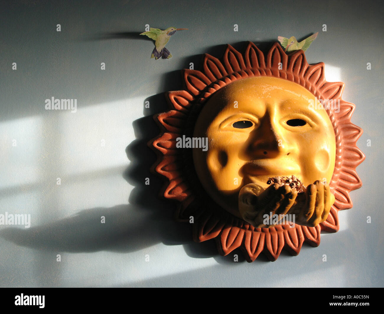 Immagine di stock di una maschera di Sun con un offerta di cedro Foto Stock