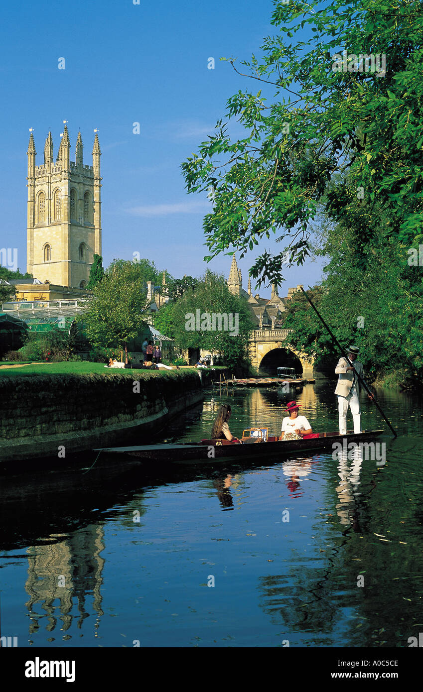 Punting sul fiume Cherwell vicino Magdalen College Foto Stock