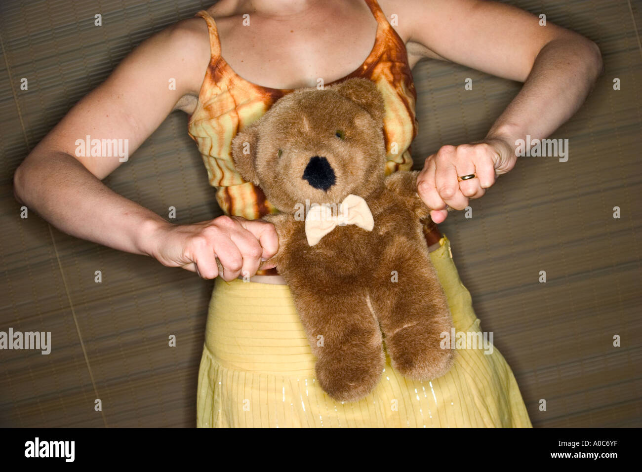 Donna che mantiene un peluche da le sue zampe anteriori modello rilasciato Foto Stock