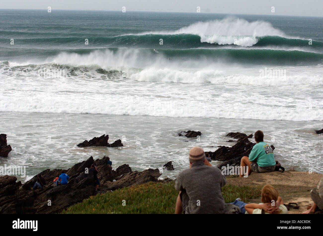 Il traino di surf su jet ski a la Cribbar, Newquay, Cornwall, Inghilterra. Foto Stock