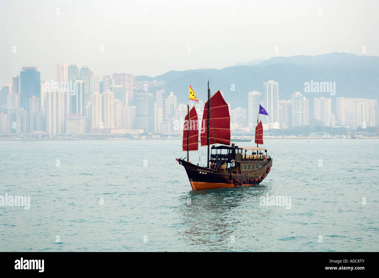 Skyline di Hong Kong Island con barca indesiderata da Kowloon, Hong Kong, Cina Foto Stock