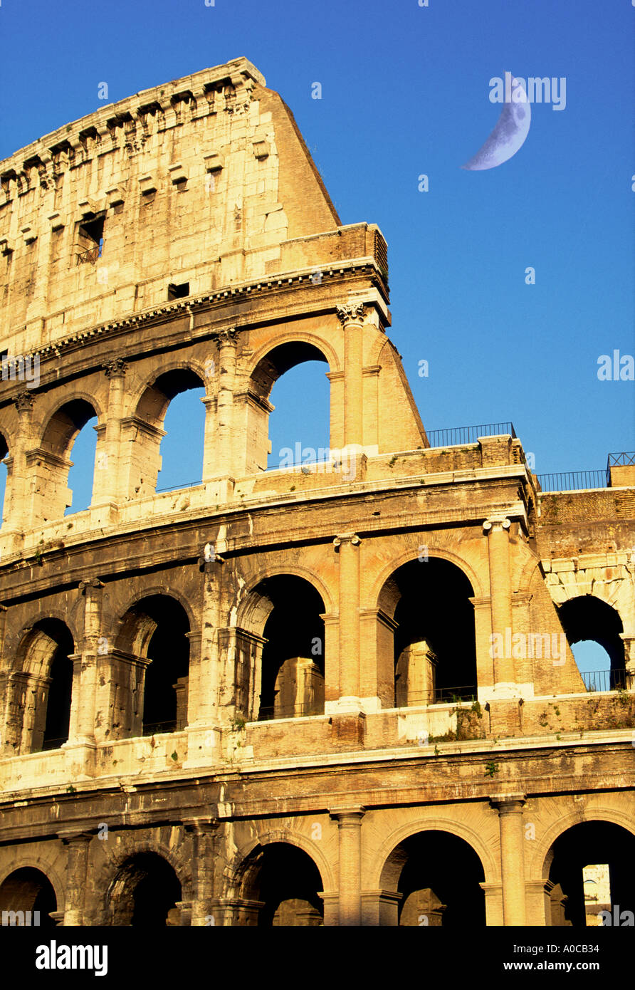 Colosseo Roma Italia con cresent moon Foto Stock
