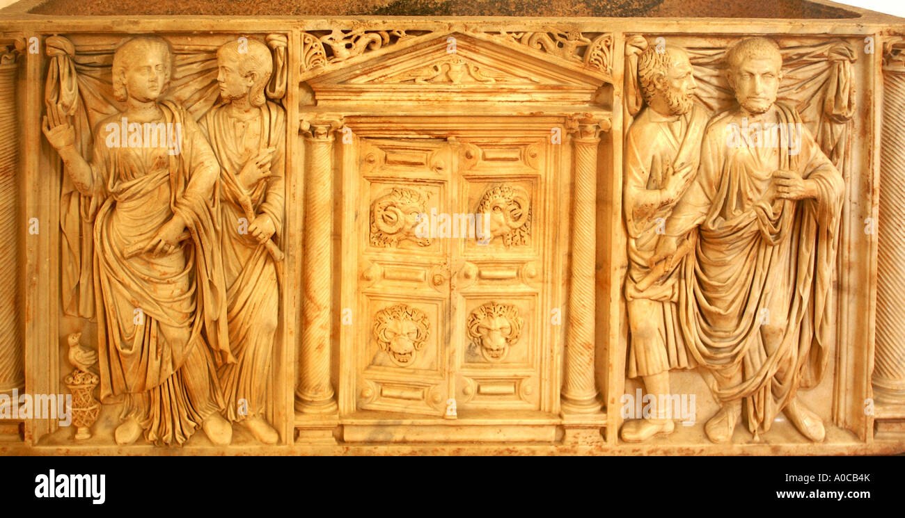 Sarcophogus romano del III secolo con figure scolpite dalla porta Foto Stock