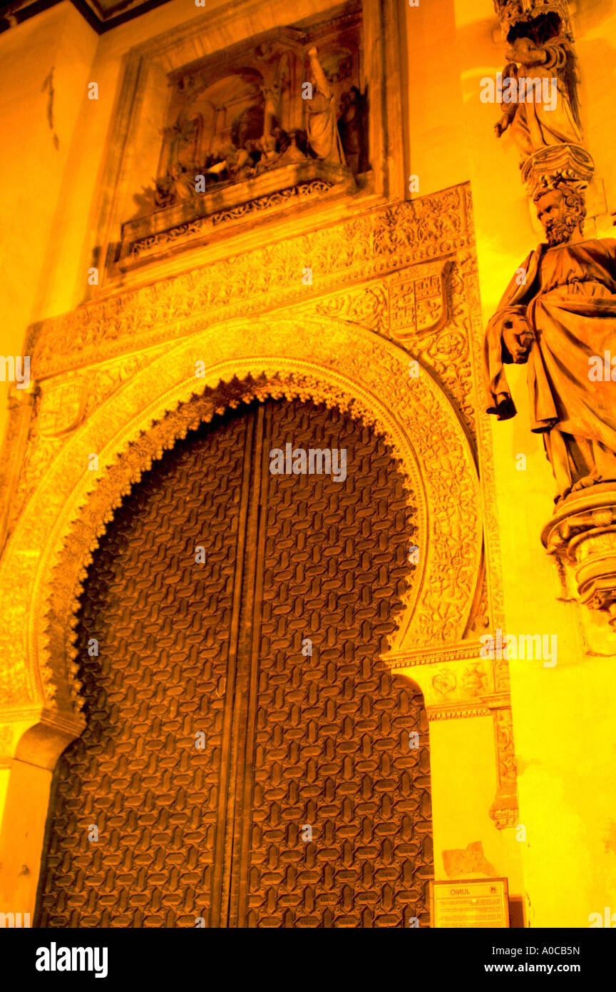 In stile moresco porta nella cattedrale Siviglia Andalusia Spagna Foto Stock