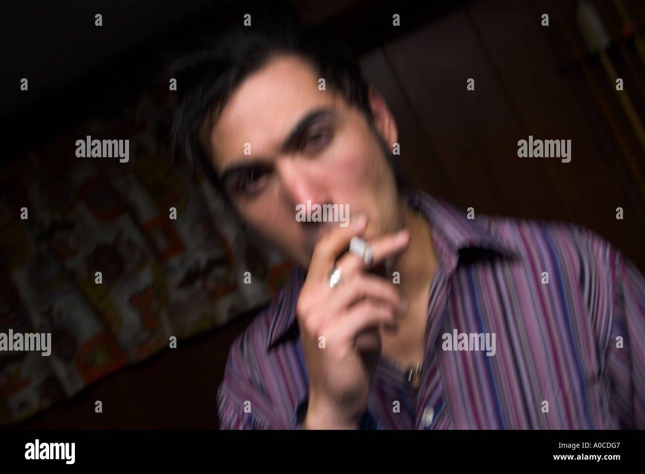 Giovane uomo di fumare una sigaretta. Foto Stock