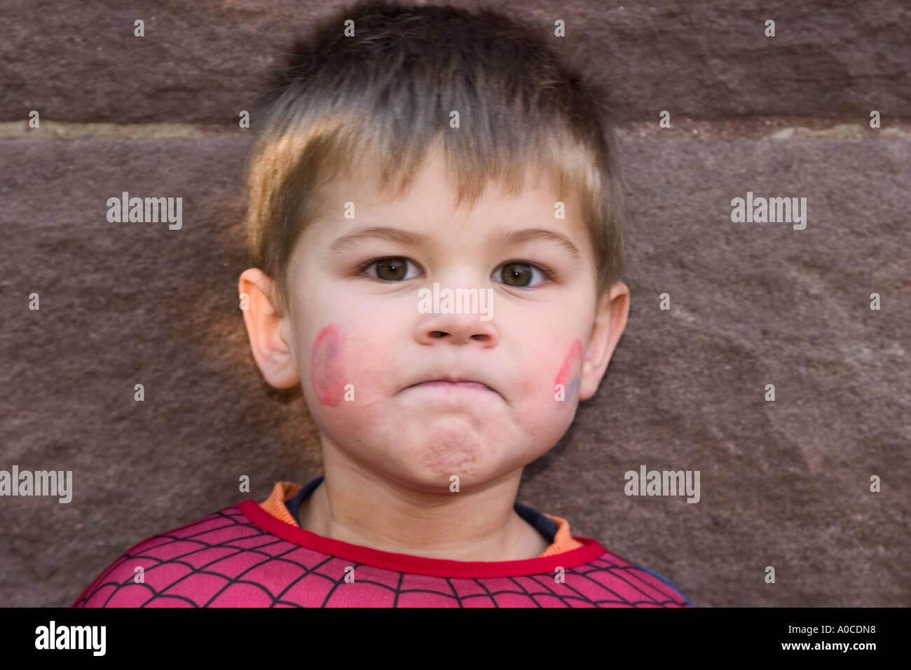 Little Boy in un costume di Spiderman. Foto Stock