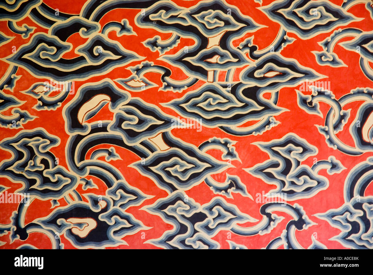 Un rosso bianco e blu di batik indonesiani da Jogjakarta chiamato 'Mmedung ega' basata su una nuvola cinese pattern spesso utilizzato in ceramica Foto Stock