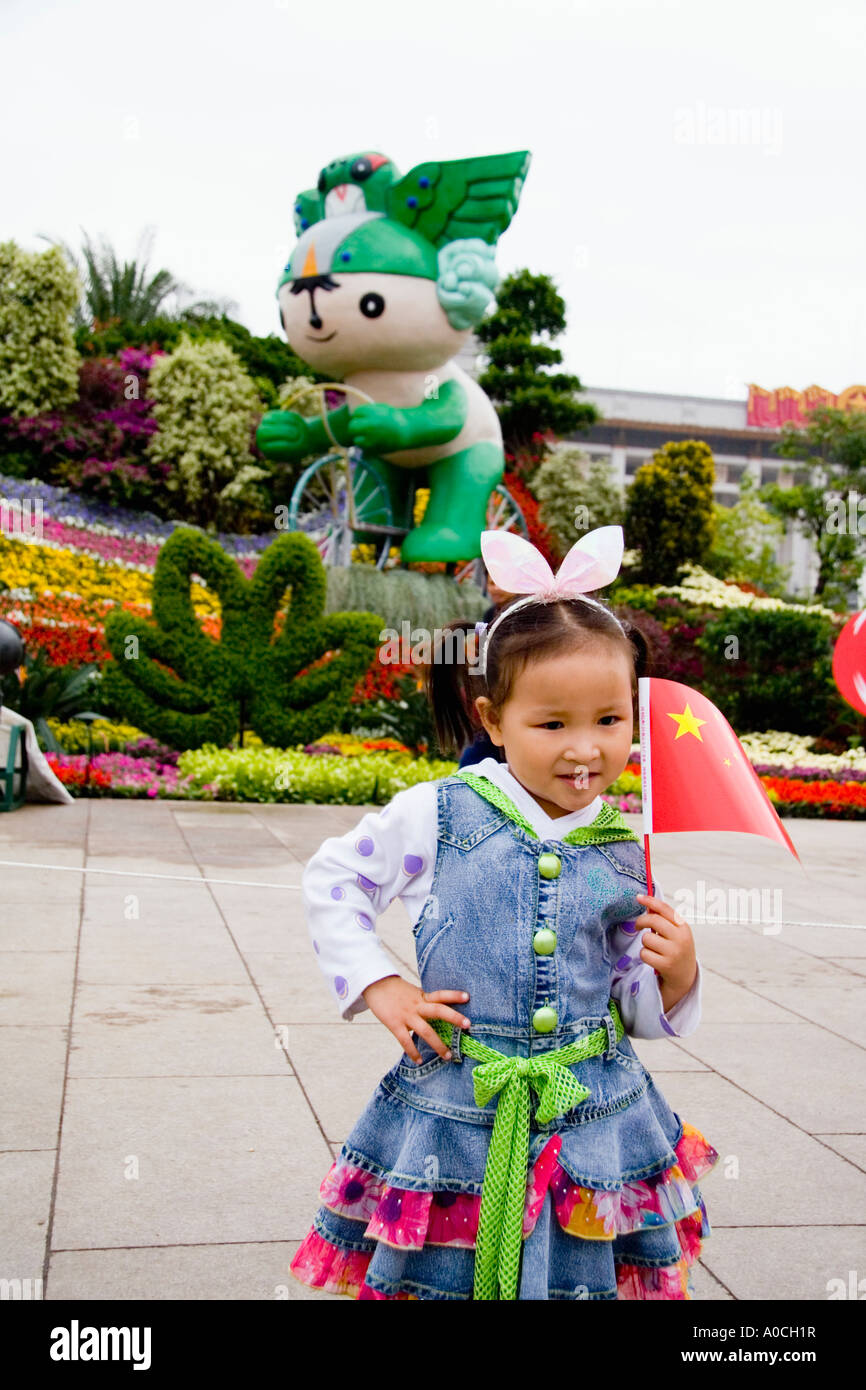 Una ragazza cinese con la bandiera nazionale cinese a Pechino, Cina Foto Stock