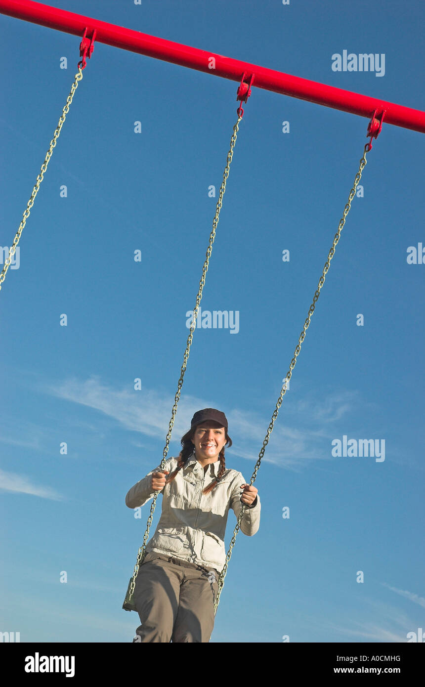 Giovane donna basculante in swing Foto Stock