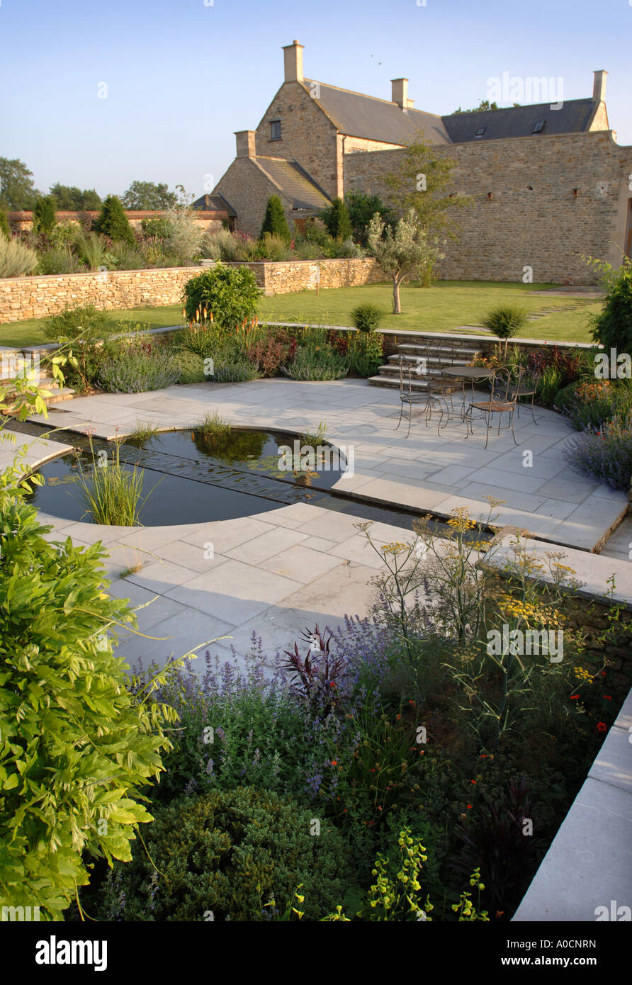 Una caratteristica dell'acqua nel giardino di una grande casa di campagna di WILTSHIRE REGNO UNITO Foto Stock