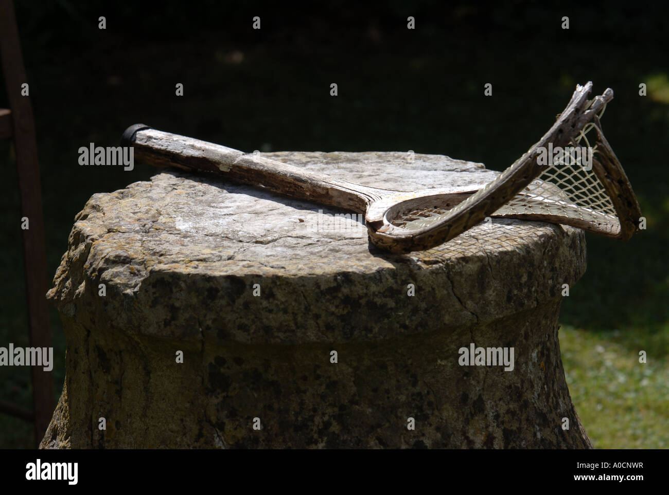 Un vecchio stile con cornice in legno racchetta da tennis in un giardino REGNO UNITO Foto Stock