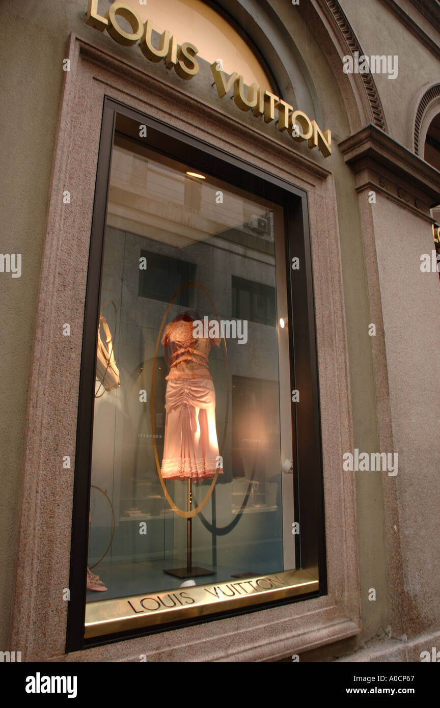 Abbigliamento di marca in Louis Vuitton vetrina in Milano, Italia Foto  stock - Alamy