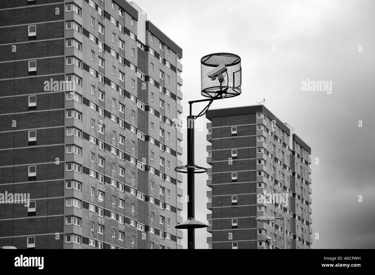 Grande fratello CCTV Dundee. Perthshire telecamere di sicurezza che si affaccia a più piani appartamenti, le telecamere di sorveglianza di alta crescita alloggio, Scotland Regno Unito Foto Stock