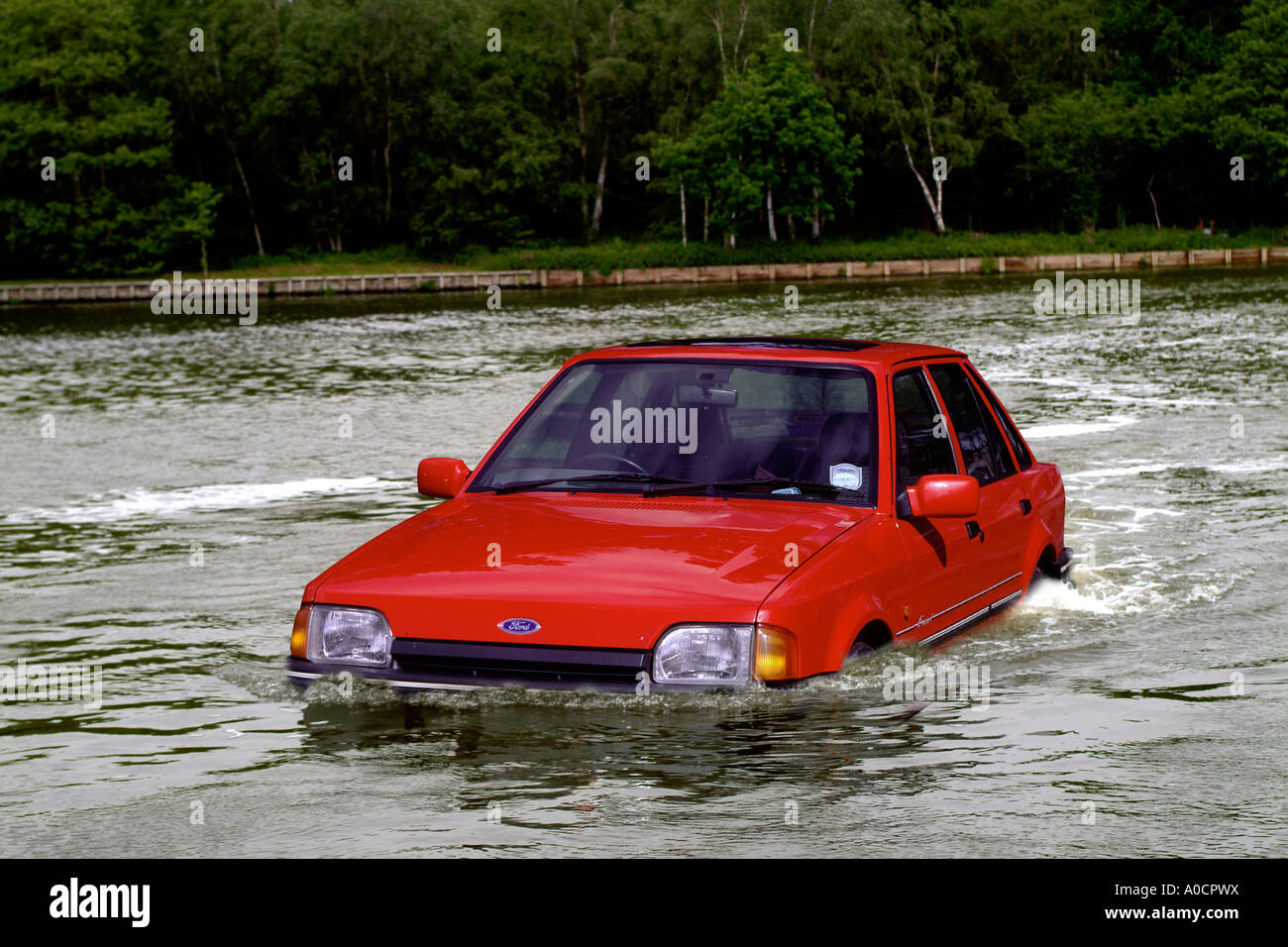 Red Ford Escort auto intrappolato in un diluvio nel Regno Unito Foto Stock