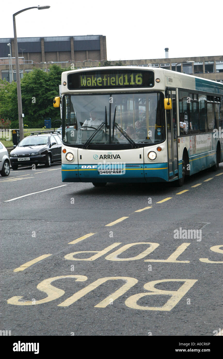Arriva bus si avvicina a una fermata di autobus in un centro della città inglese. Foto Stock