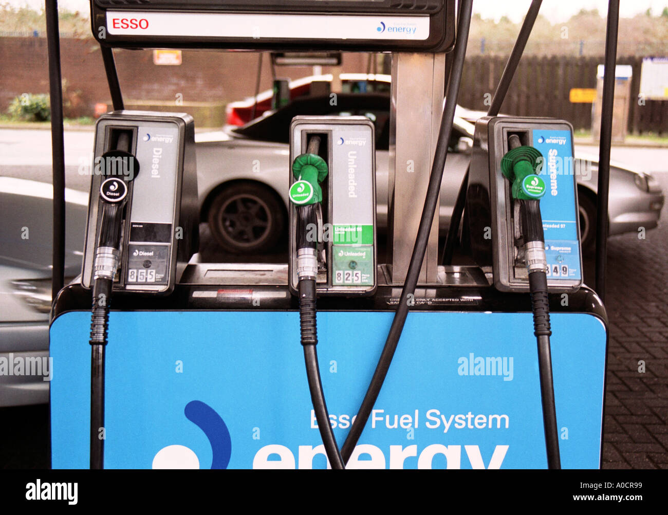 Le pompe di benzina a un distributore Esso Foto stock - Alamy