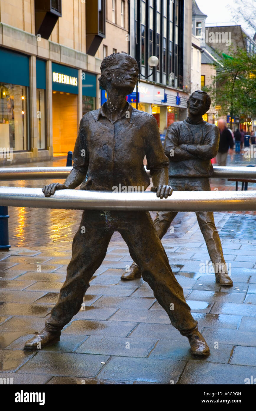 'NAE Day SAE Dark' in uomo pensivo nel centro della città di Perth, statua ad anello in acciaio di arte pubblica, decorazioni natalizie e luci di strada festive Perthshire UK Foto Stock