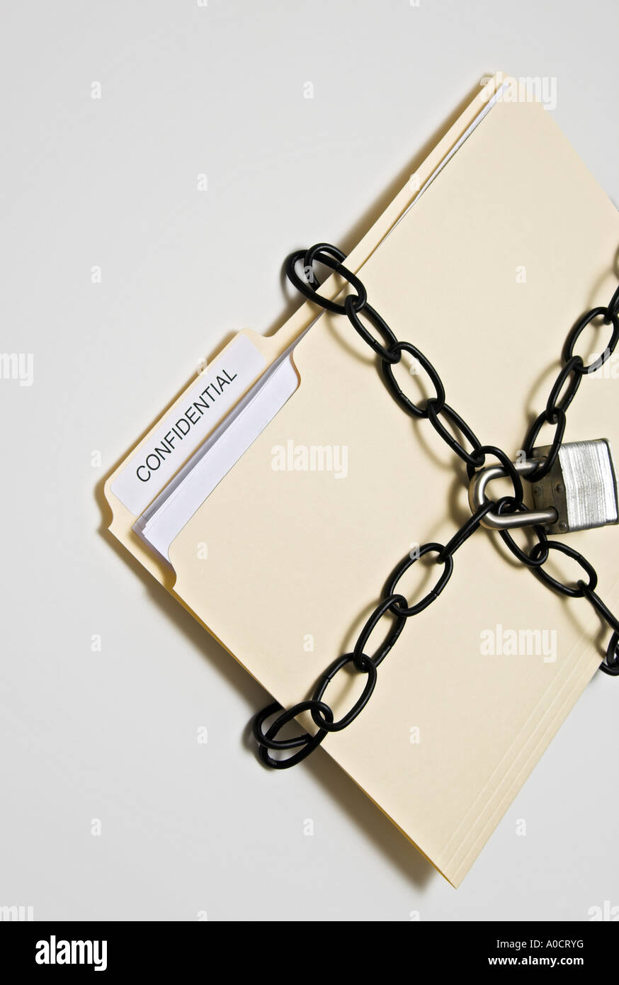 Informazioni sul concetto di sicurezza. Una cartella con informazioni riservate fissate con catene e bloccare Foto Stock