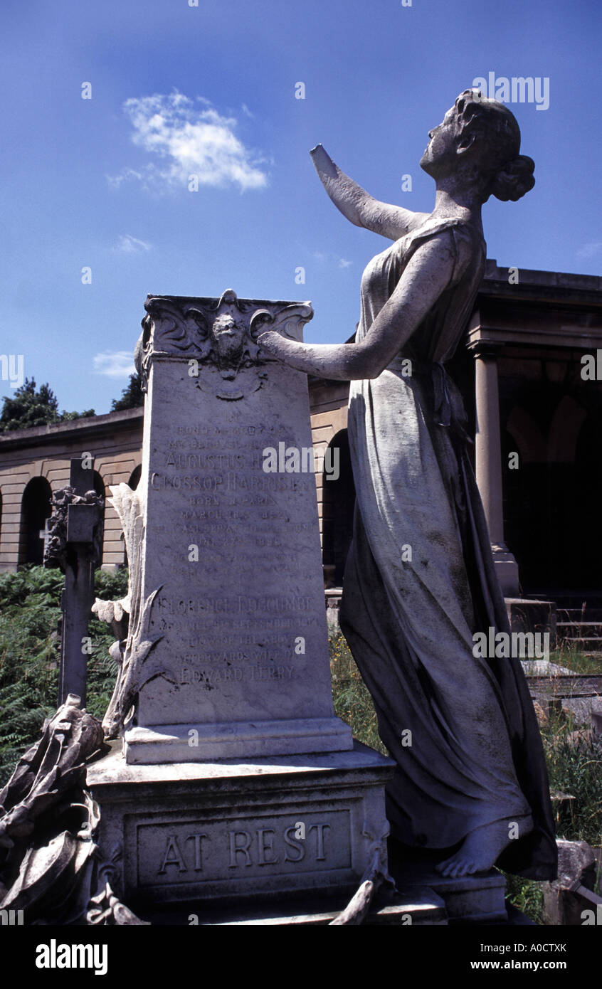 Pietra tombale nel cimitero di Brompton West London Foto Stock