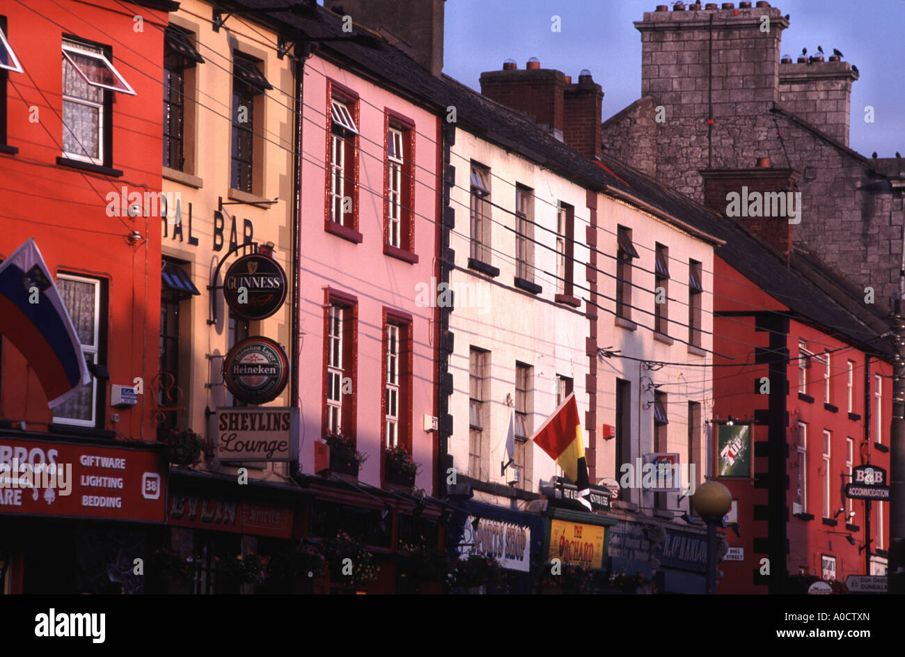 Shop fronti in Main Street Carrickmacross città mercato nella contea di Monaghan Irlanda Foto Stock