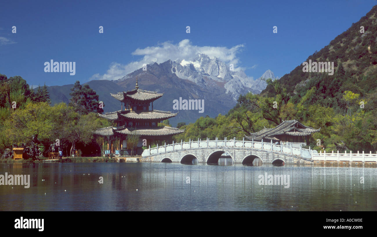 La luna abbracciando Pavilion Black Dragon Park con Jade Dragon Snow Mountain in background Lijiang nella provincia dello Yunnan in Cina Foto Stock