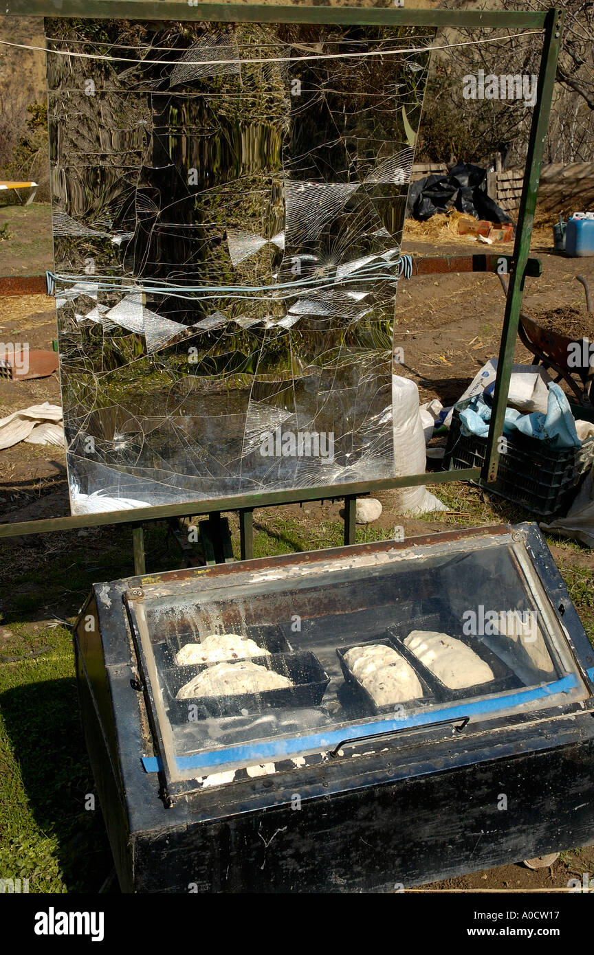 La cottura del pane con un forno solare Foto stock - Alamy