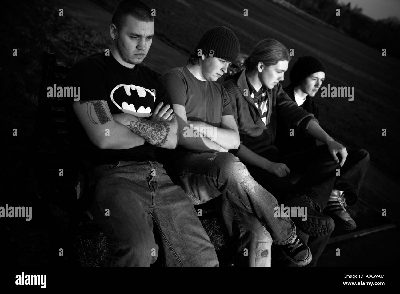 Immagine MONO di quattro giovani annoiati Foto Stock