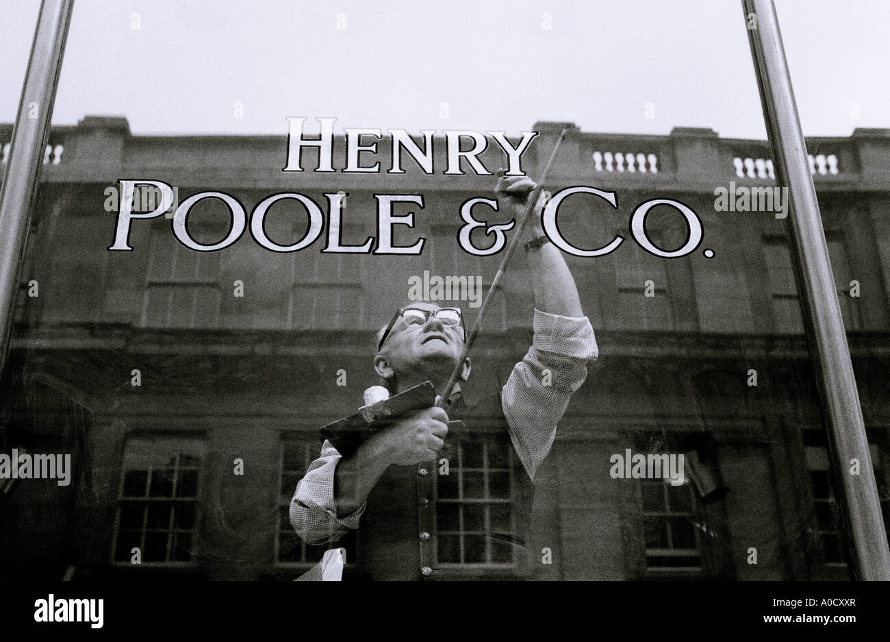 Henry Poole Sarto nel Savile Row a Mayfair a Londra in Inghilterra in Gran Bretagna nel Regno Unito Regno Unito. Ricchezza ricchi ricchi di denaro abbigliamento moda Foto Stock