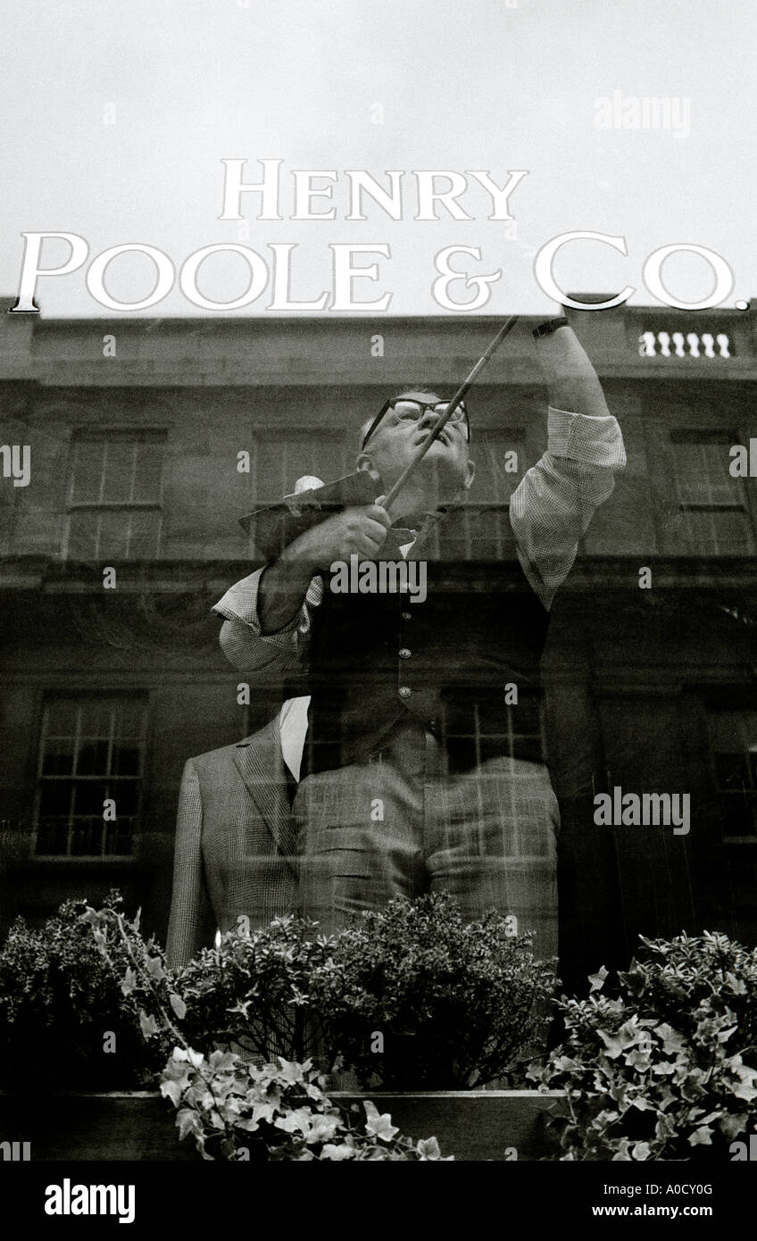 Henry Poole Sarto nel Savile Row a Mayfair a Londra in Inghilterra in Gran Bretagna nel Regno Unito Regno Unito. Ricchezza ricchi ricchi di denaro abbigliamento moda Foto Stock