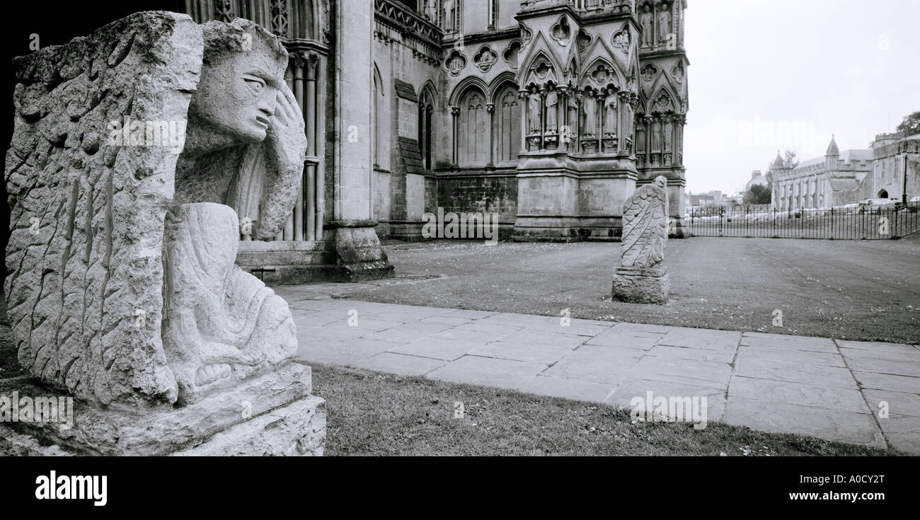 La scultura al di fuori Cattedrale di Wells nel Somerset in Inghilterra in Gran Bretagna nel Regno Unito Regno Unito. L arte cristiana religione cristianesimo Foto Stock