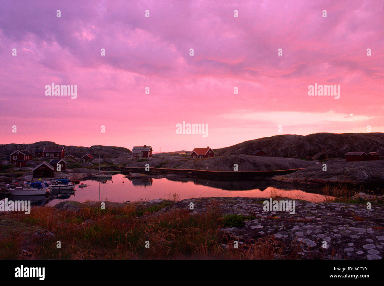 Notte di mezza estate in costa ovest arcipelago della Svezia Foto Stock