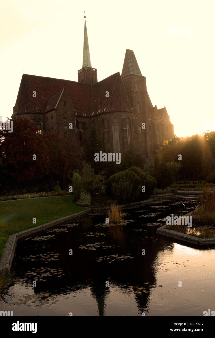 Polonia Wroclaw Chiesa vista dal giardino botanico Foto Stock