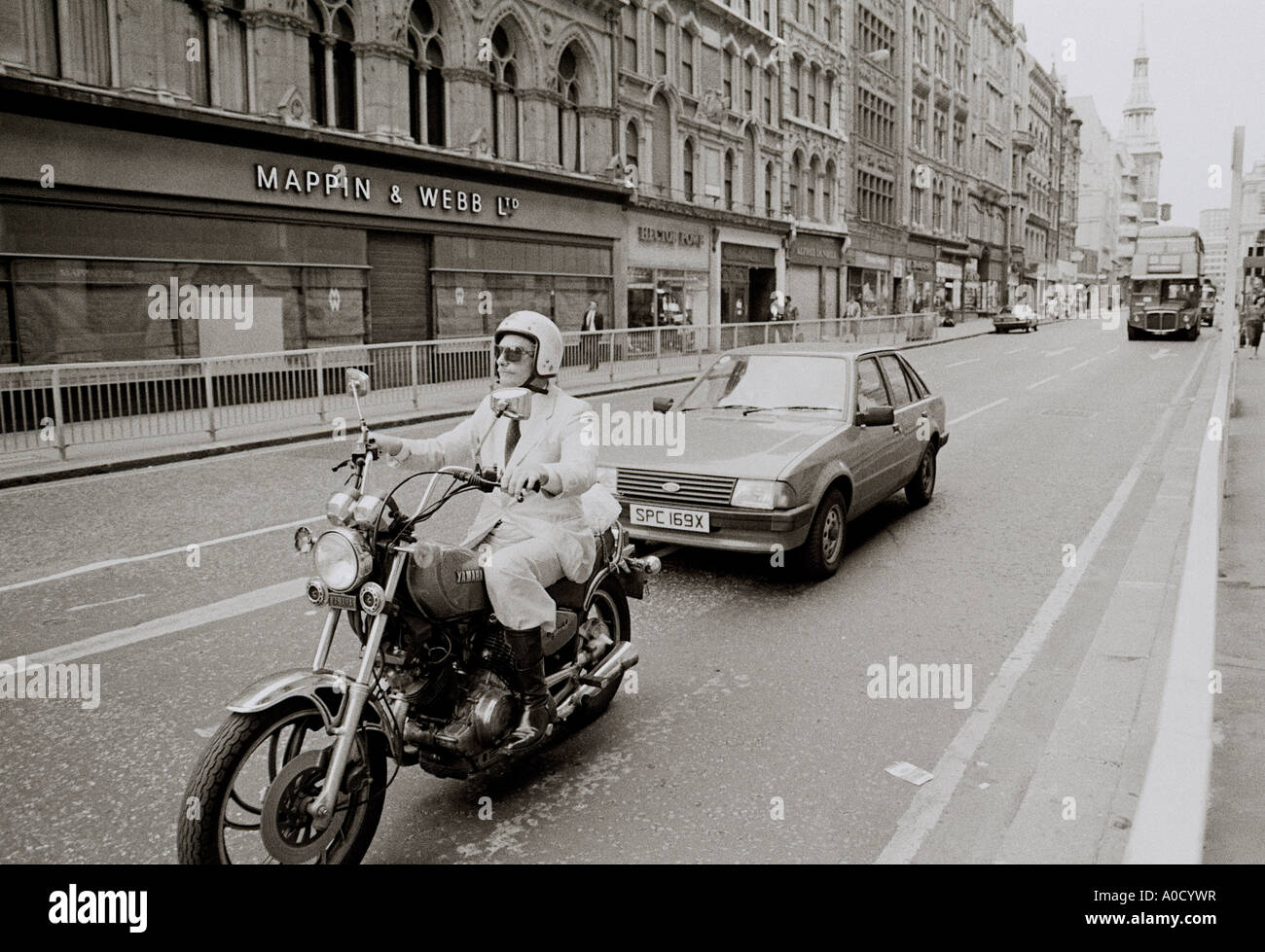 Londra in Inghilterra in Gran Bretagna nel Regno Unito Regno Unito. Dude vita Lifestyle Dandy biker moto Hipster Bohemian Foto Stock