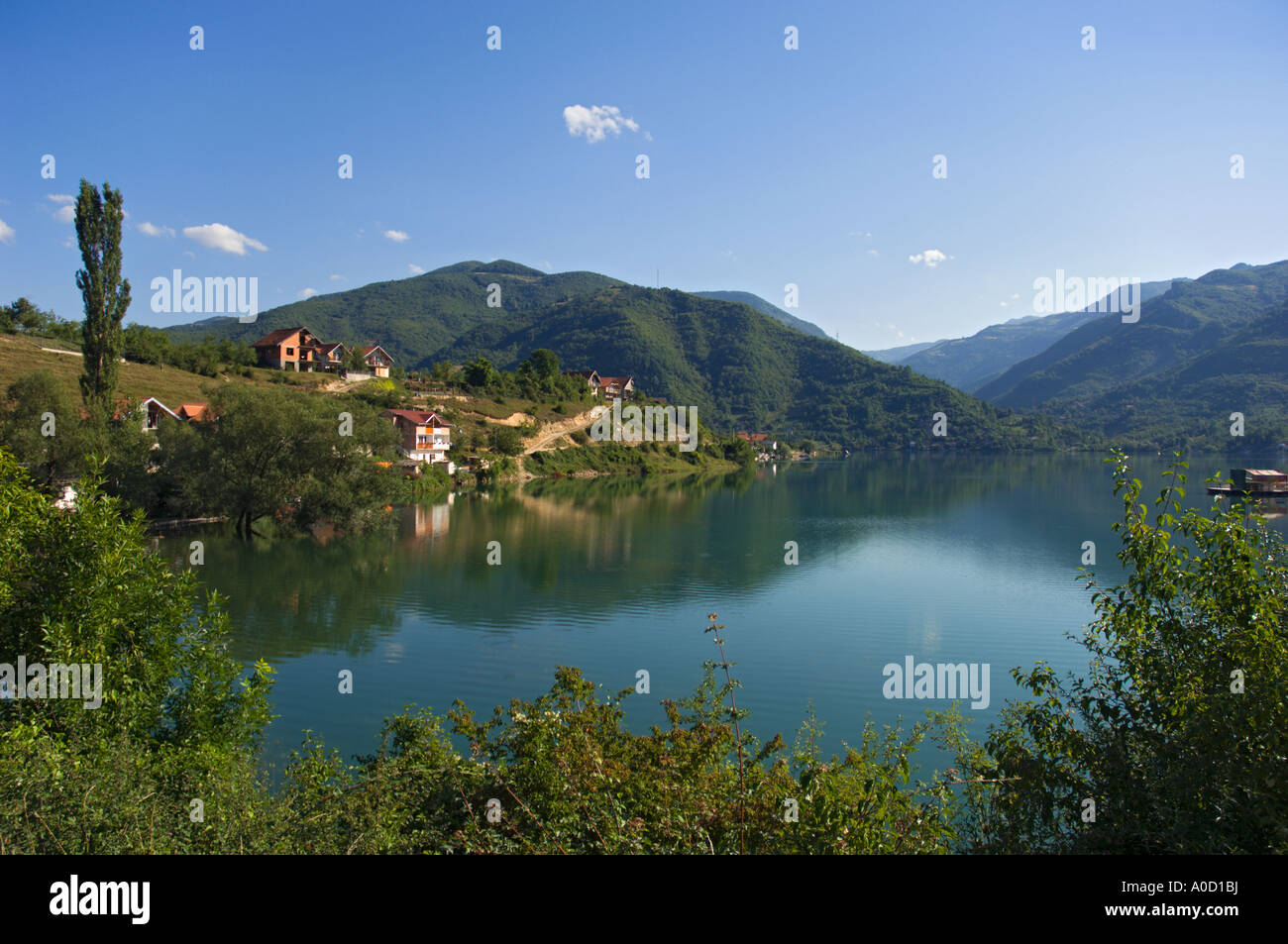 Vista su un lago vicino Konjic Bosnia Erzegovina Foto Stock