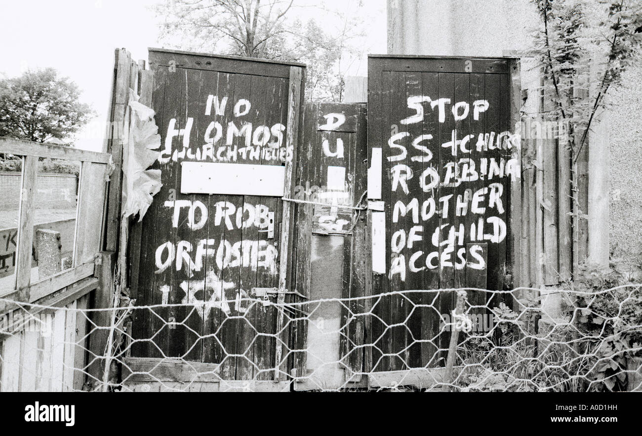 Graffiti di protesta a Londra in Inghilterra in Gran Bretagna nel Regno Unito. Strada urbana a protestare la cultura Foto Stock