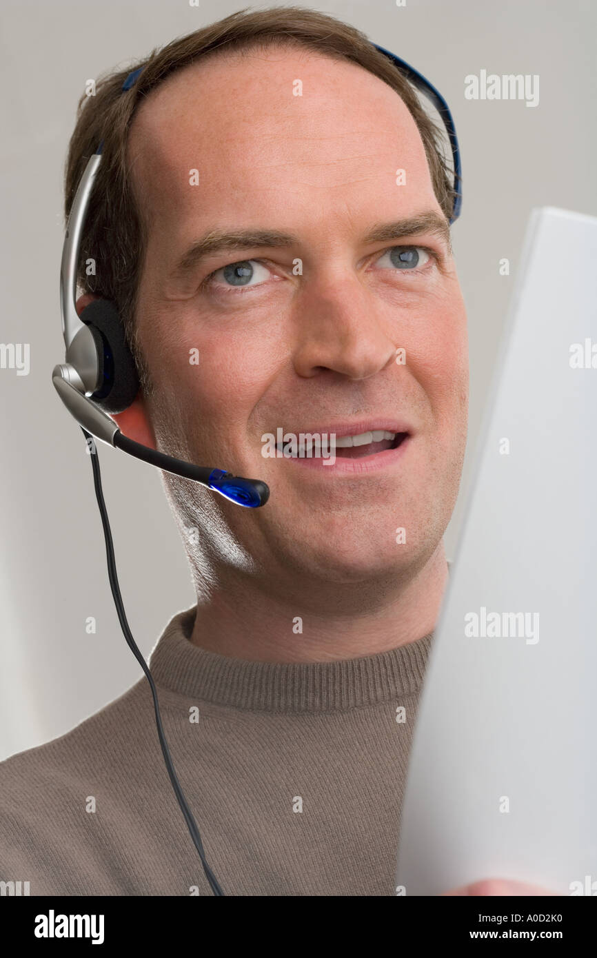 Uomo che indossa la cuffia Foto Stock