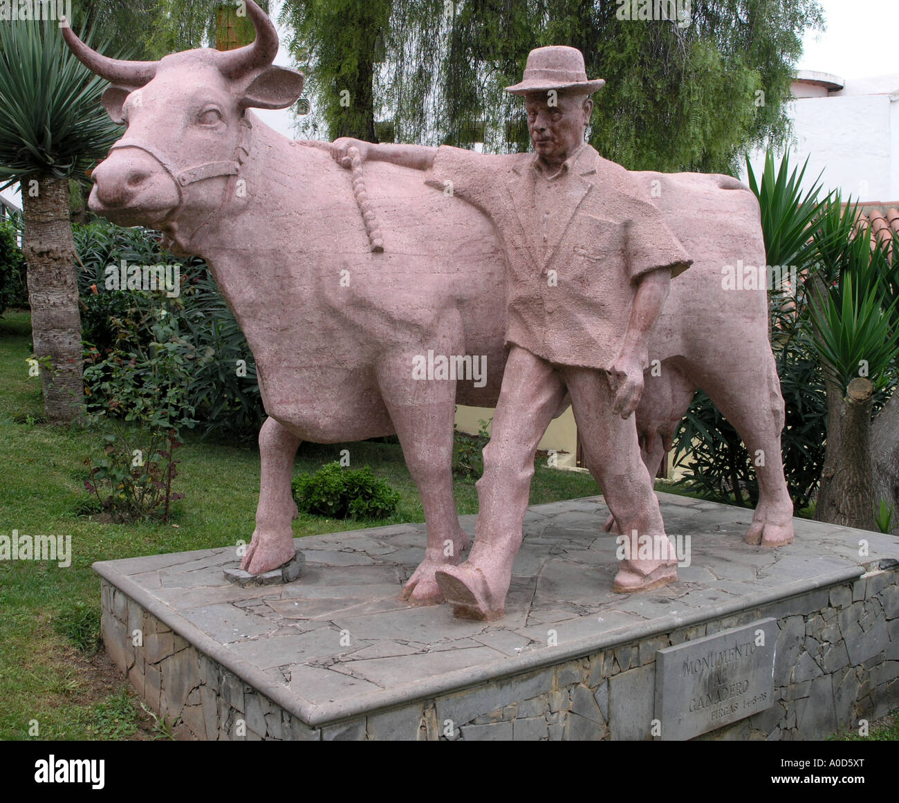 Rosa statua di vacca con Rosa statua uomo Aguimes Gran Canaria Foto Stock