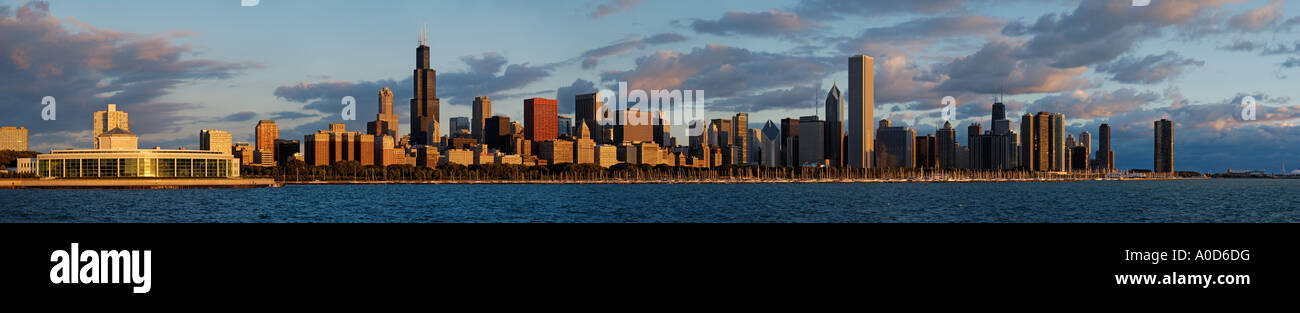 Sullo skyline di Chicago a sunrise. Chicago, Illinois, Stati Uniti d'America. Foto Stock