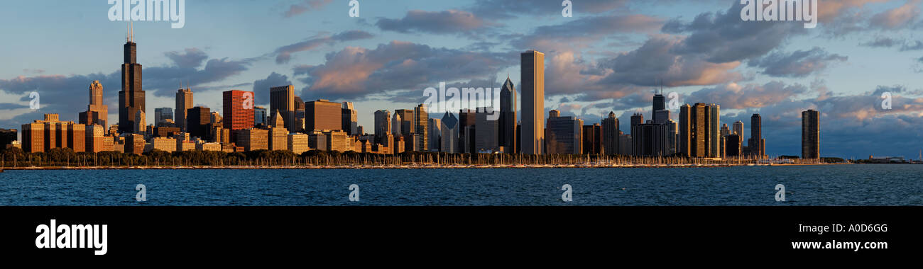 Panorama sullo skyline di Chicago all'alba. Chicago, Illinois, Stati Uniti d'America. Foto Stock