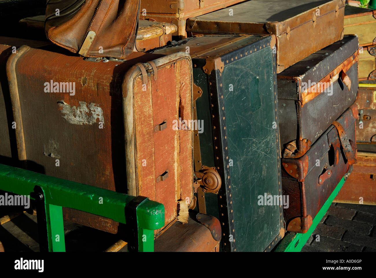 Pila di vecchi bagagli sulla stazione ferroviaria platform Foto Stock