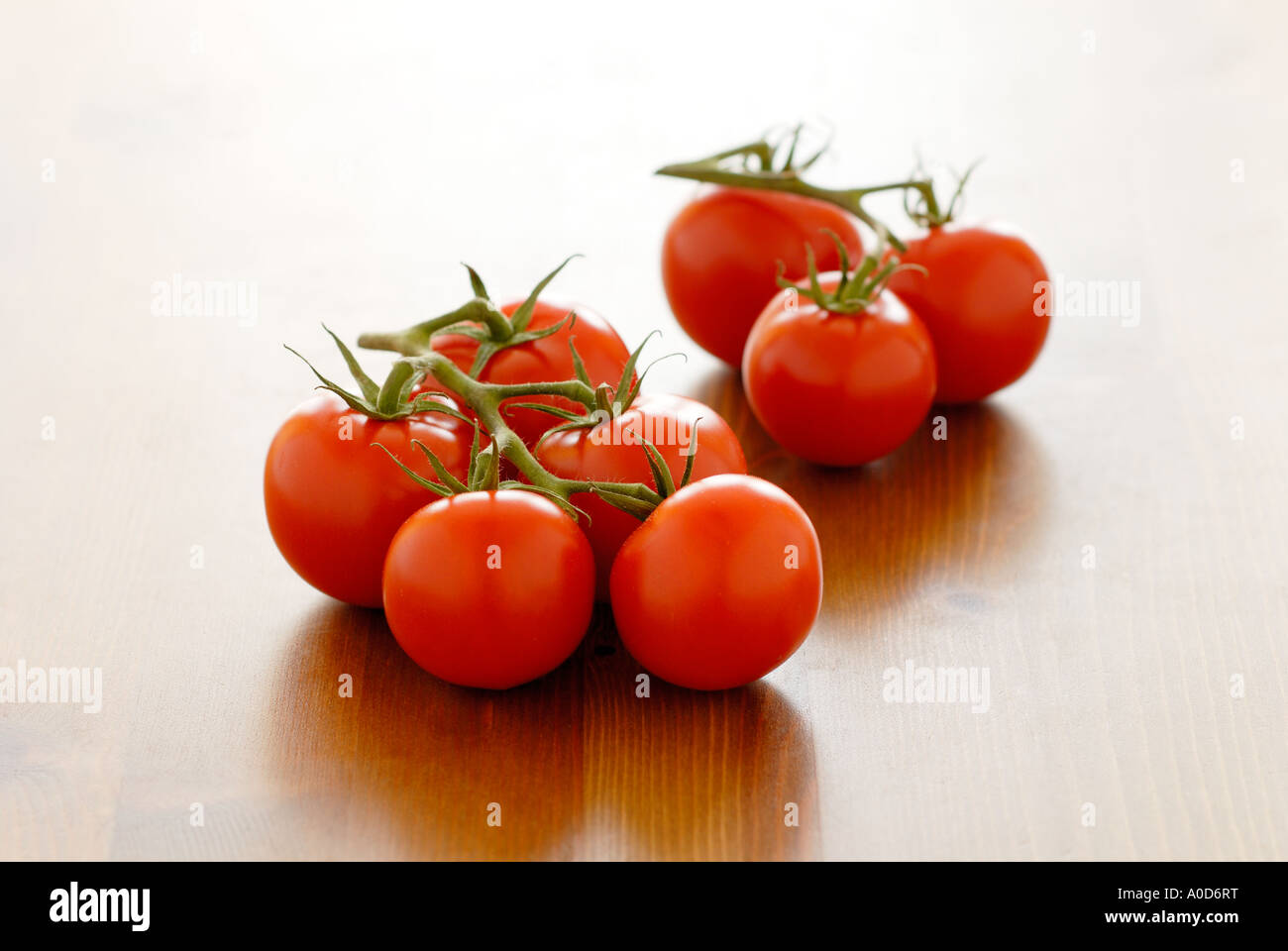 Pomodori sul tavolo. Foto Stock