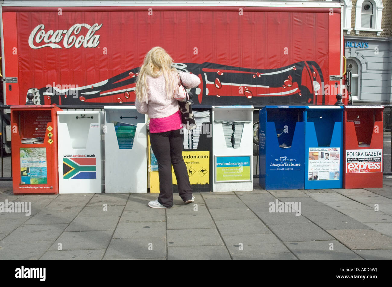 Giornale gratuito stand con ragazza angolo di Highbury London REGNO UNITO Foto Stock