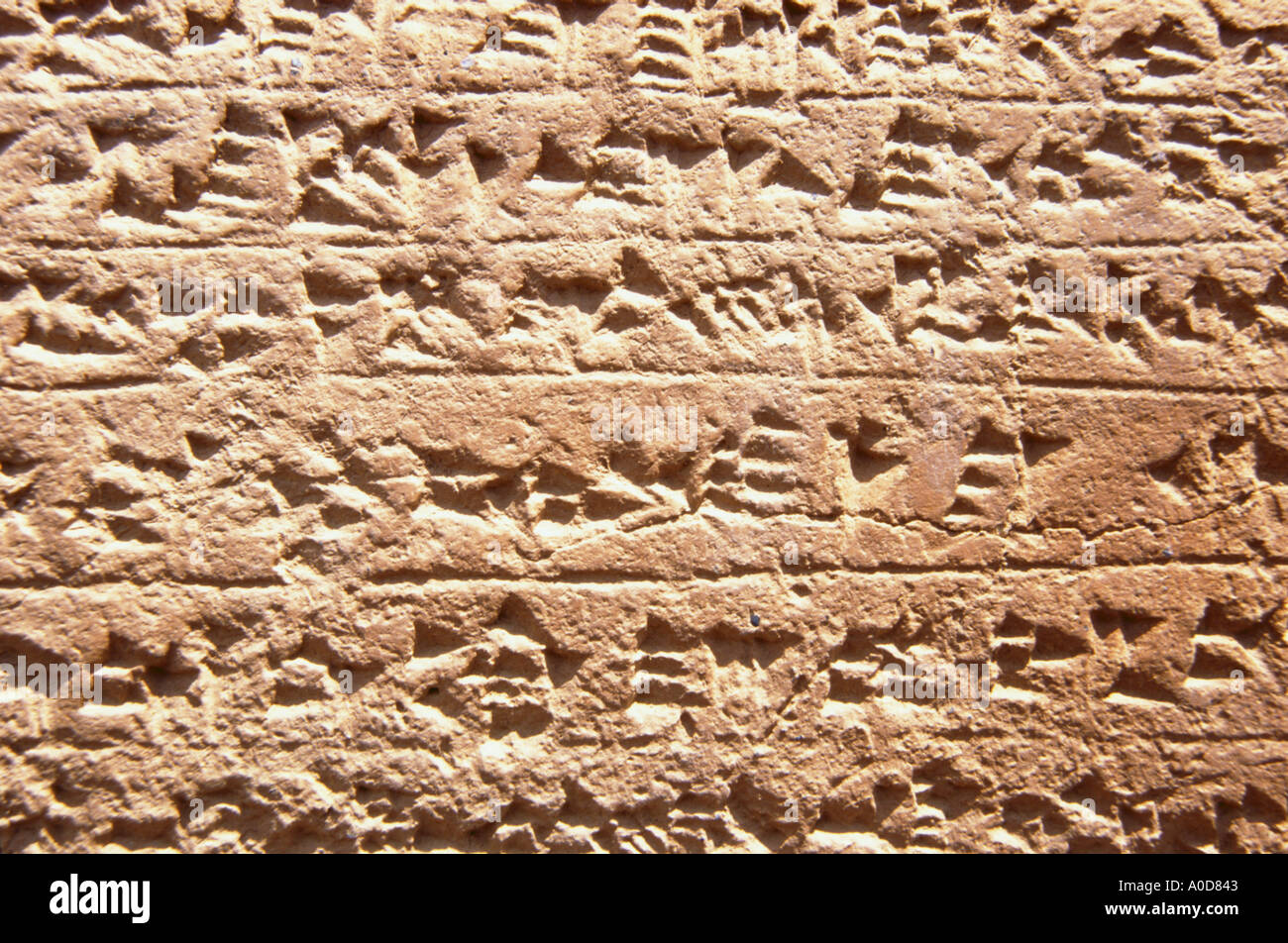 Iran il cuneiforme sulla ziggurat di tchoga zambil vicino shush susa Foto Stock