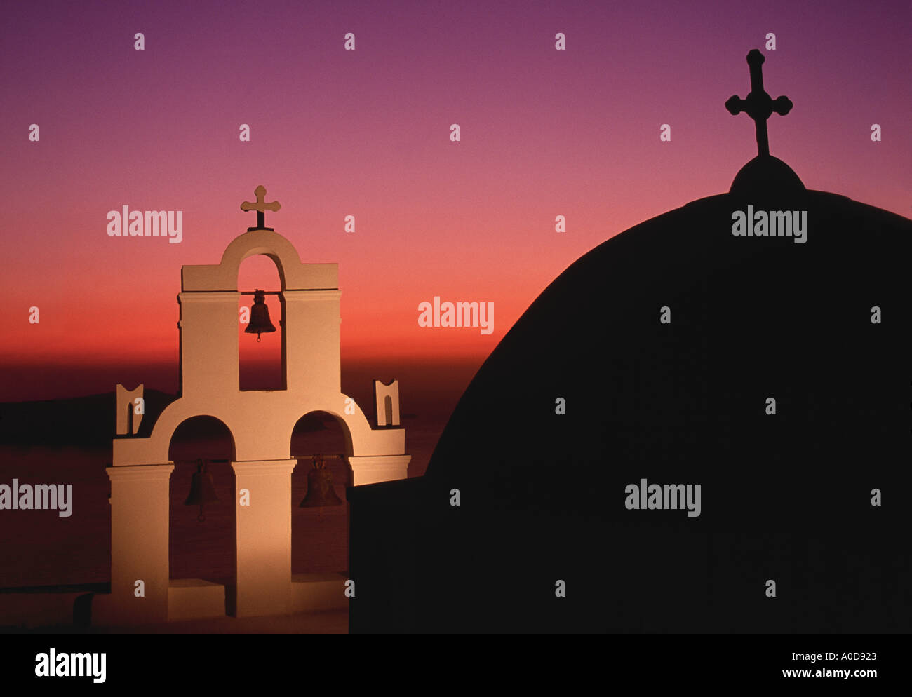 Grecia SANTORINI, chiesa, a cupola, Belfry, sunset Foto Stock