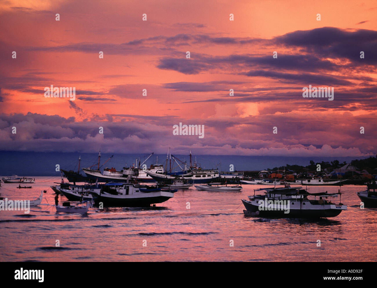 Indonesia Sulawesi, Donggala, porto, barche, sunset Foto Stock